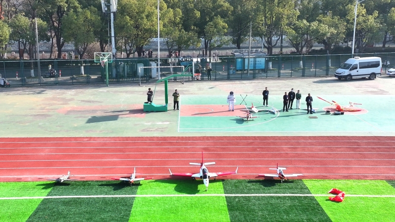 鼓楼小学鼓楼分校：无人机表演点亮蓝天梦