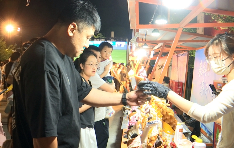 苏超：泰州队激战南通队 文体融合点亮夜经济
