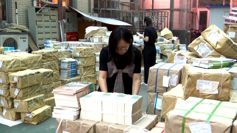 开学在即 各类教辅用书陆续分发