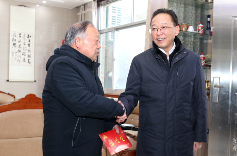 2月2日,泰兴市委书记张坤走访慰问见义勇为模范,优抚对象,困难党员和