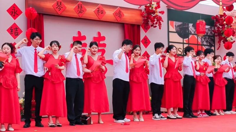 骑着二八大杠自行车上台，捐赠节省的婚庆费用——“520”复古情怀集体婚礼更显浪漫