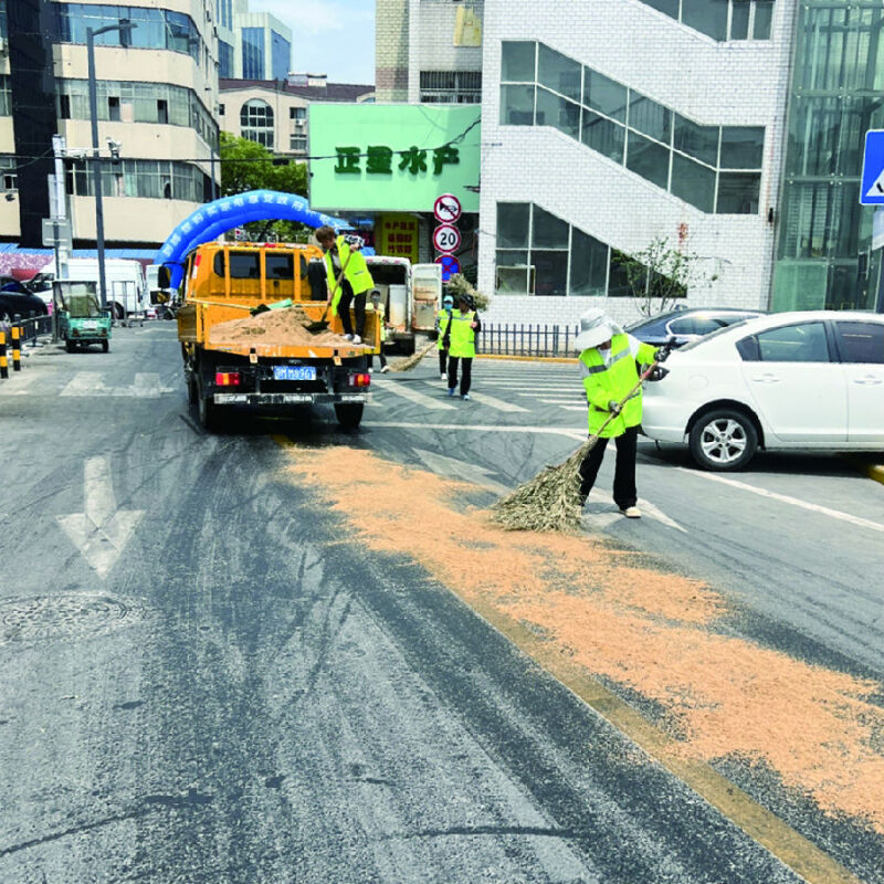 市环卫服务中心高效处置路面油污隐患  保障市民出行安全