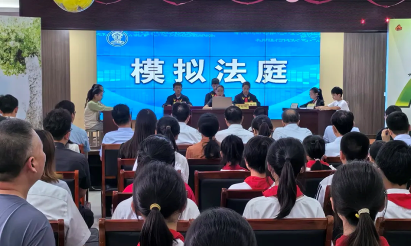 法治宣传片及反校园欺凌主题的模拟法庭让同学们受益匪浅.