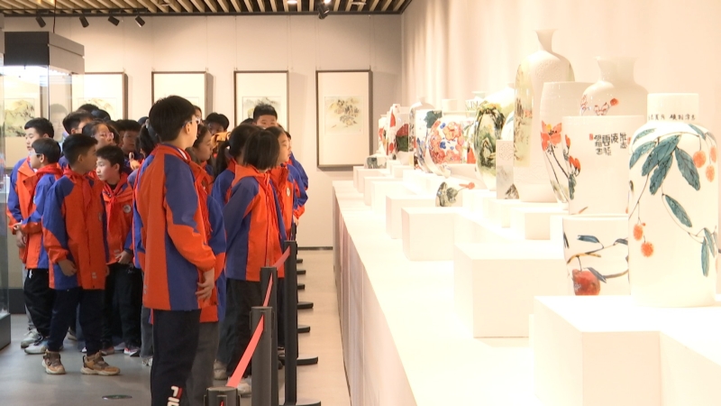泰师附小东润分校师生参观“瓷道”主题艺术展