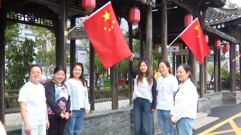 黄桥：飘动“中国红” 市民竞相合影祝福祖国