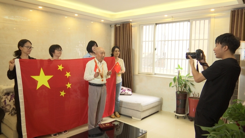 市委老干部局集中开展“与国旗合影”活动