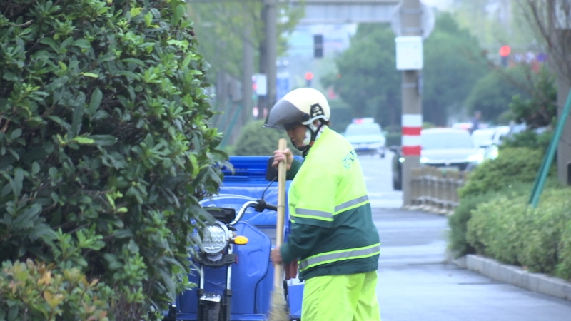 国庆坚守岗位 环卫工人守护城市洁净
