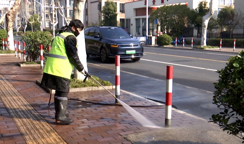 环卫新装备上岗 城市保洁提质增效