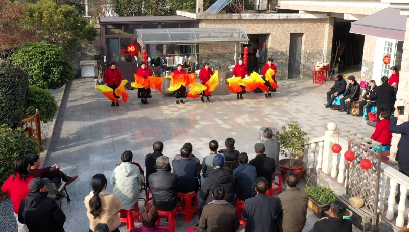 新春走基层：方寸乡村舞台 演绎岁月温情