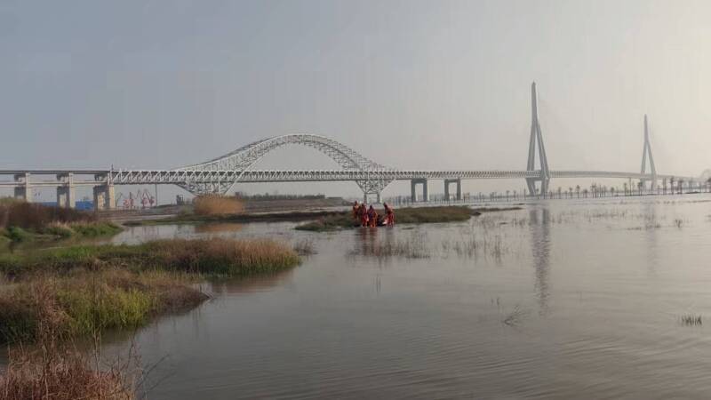 挖野菜被困滩涂 消防员紧急救援