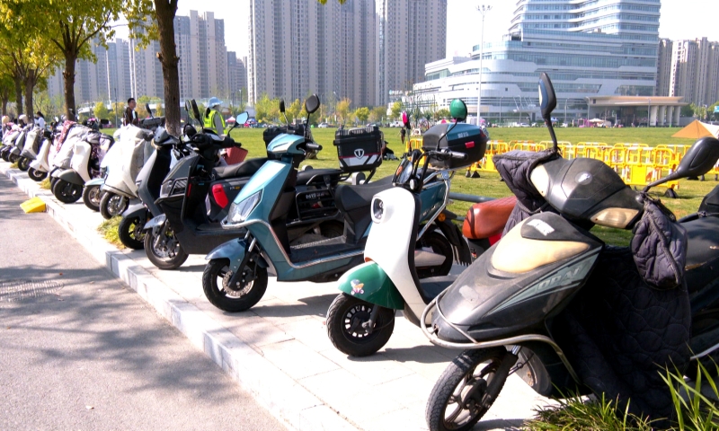 迎幸广场北侧大草坪环境整治成效明显