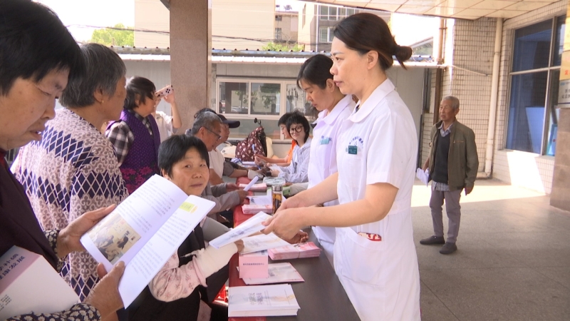 市疾控中心开展防治碘缺乏病日宣传活动