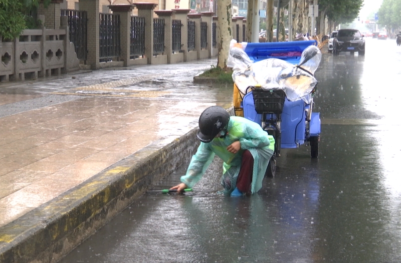 闻汛而动 风雨中守护城市畅通
