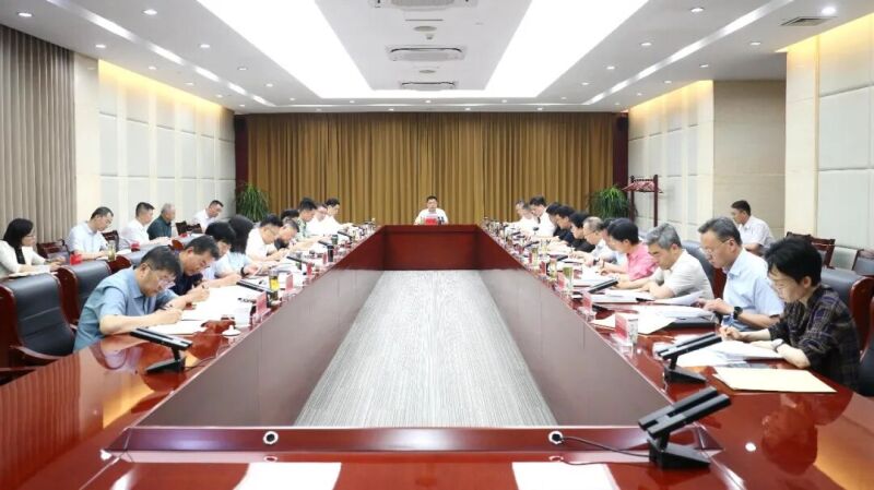 市委理论学习中心组召开学习会