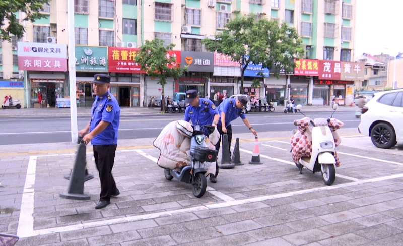 护航开学季 城管部门整治校园周边环境