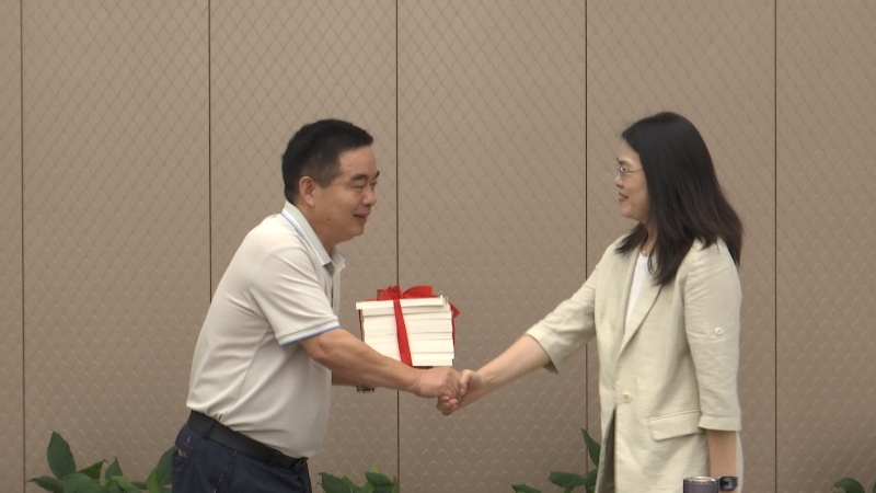 市生态环境局开展送法典进企业活动