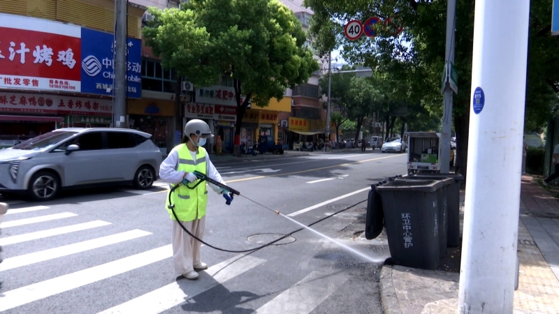环卫工人：不惧“烤”验 守护城市洁净