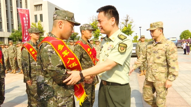 我市下半年首批入伍新兵奔赴西藏边疆