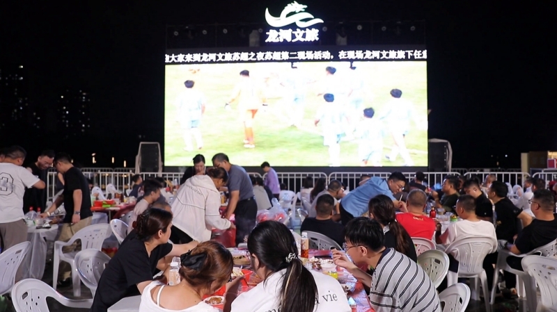 泰州队入围苏超八强 泰兴球迷第二现场声援助阵