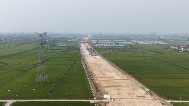 如常高速黄桥至泰兴段进入路面施工阶段