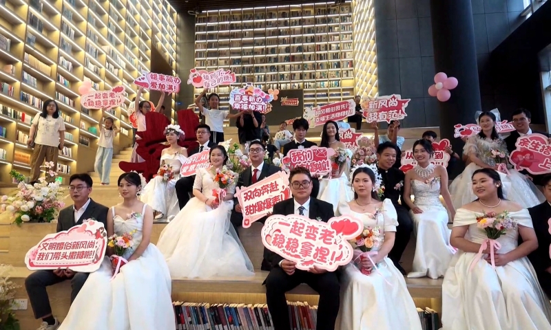 我市举行“泰有喜事·爱圆湖畔”集体婚礼文明实践活动